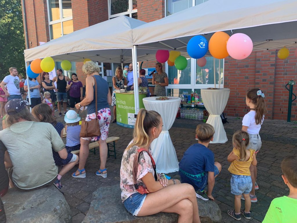 Eröffnung Kinder Kunstausstellung 2020 vor dem Rathaus Grünheide