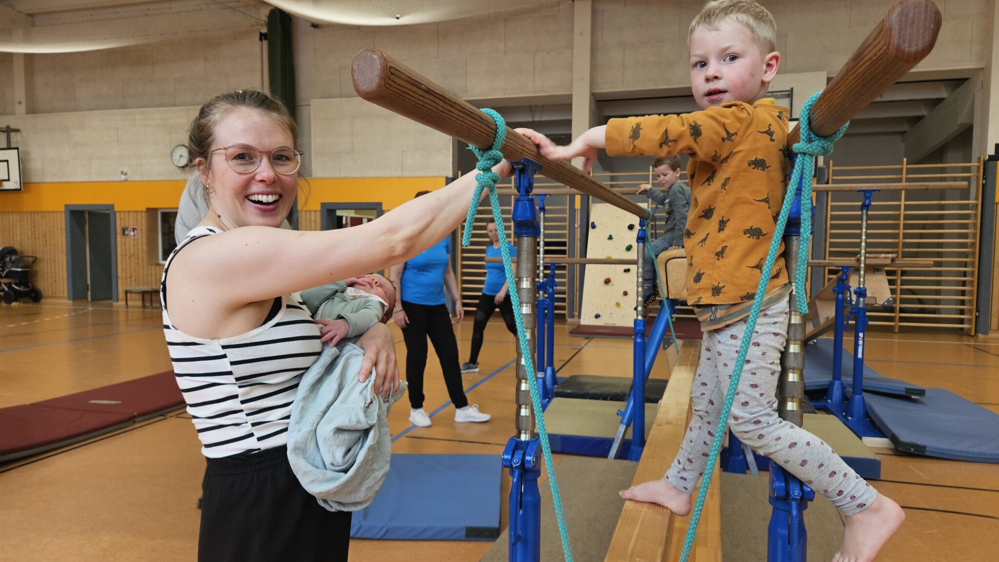 Freitags wird die kleine Turn­halle zum Kletter-Paradies